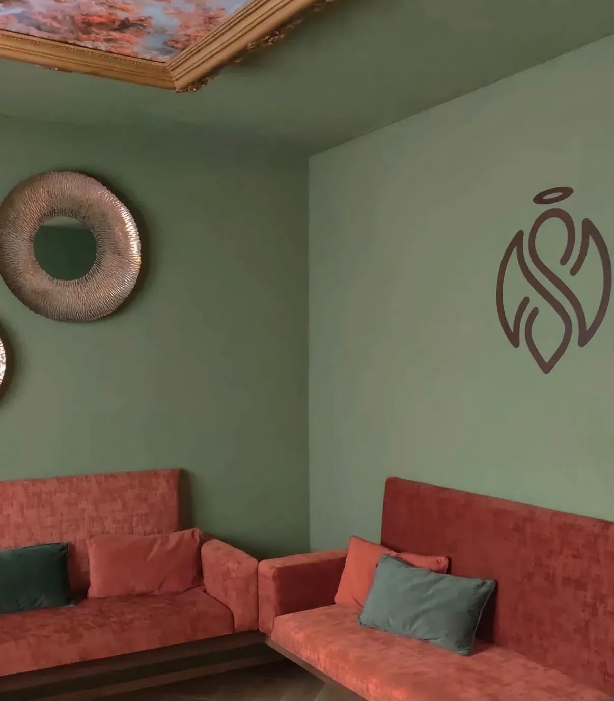 Lounge do SANTOS com sofás e símbolo da casa